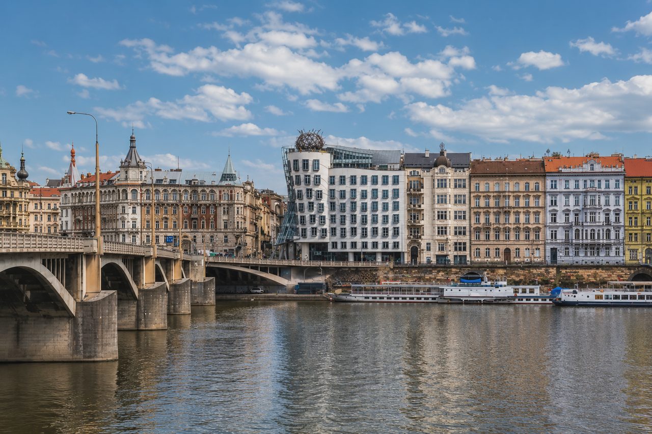 Historické centrum Prahy s řekou Vltavou
